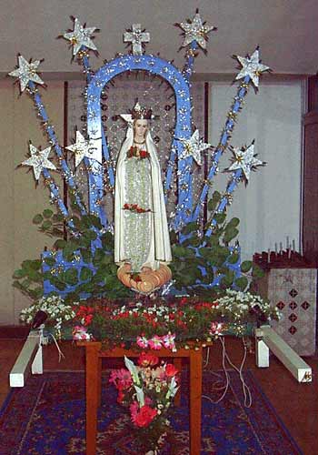 Statue de la vierge sur son brancard